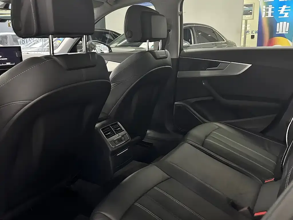 Audi A4L 2021 из CN, фото 5