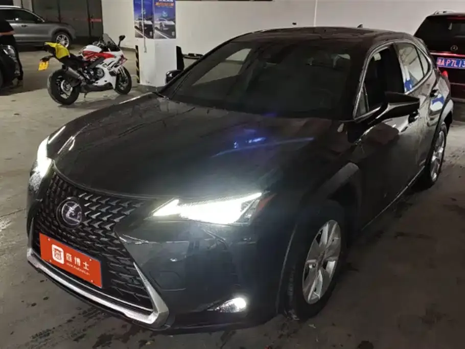 Lexus UX — фото 1
