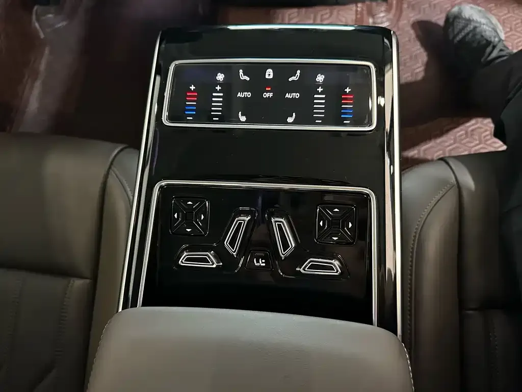 Audi A8 2023 из CN, фото 8