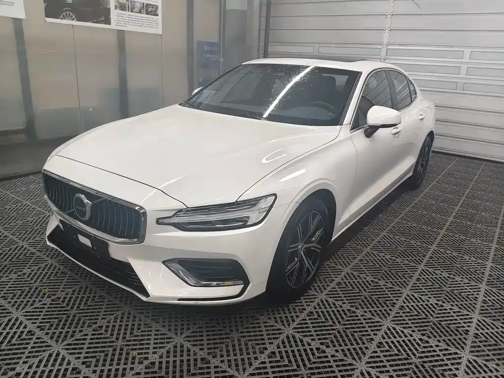 Volvo S60 — фото 1