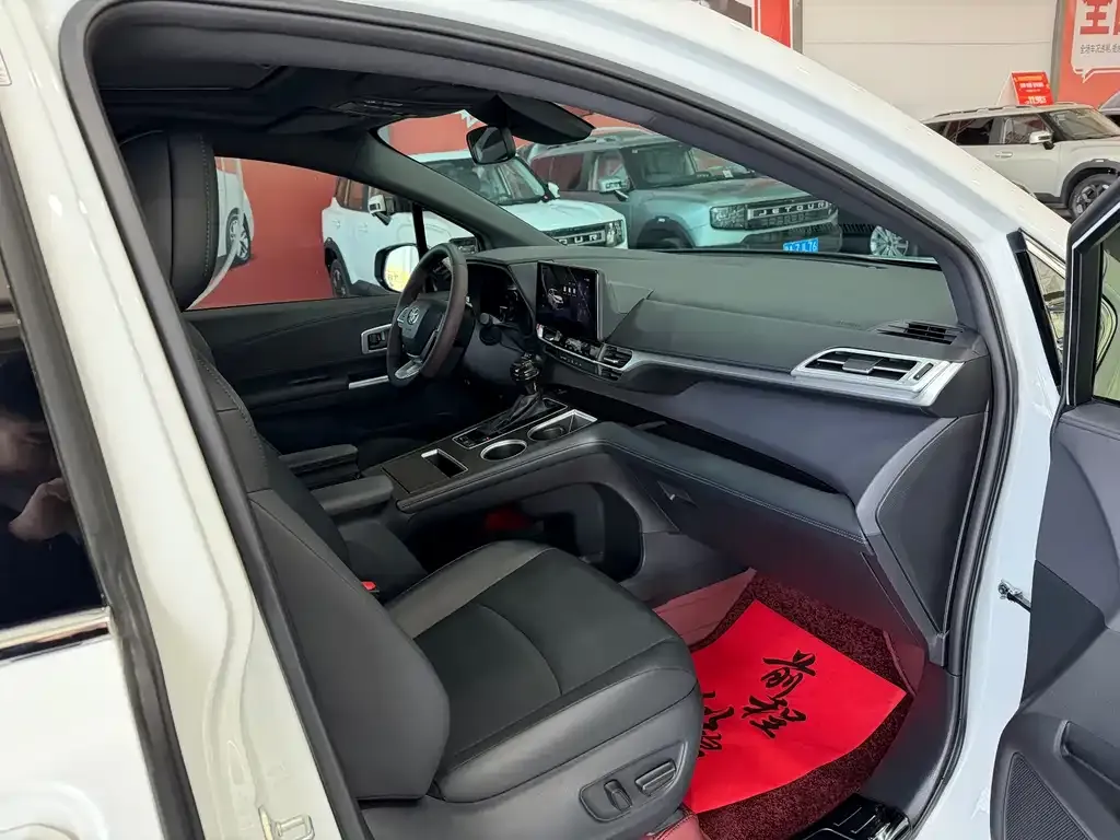 Toyota Granvia 2024 из CN, фото 10