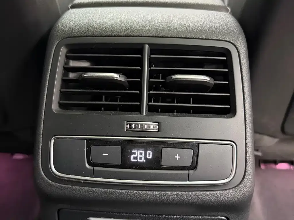 Audi A4L 2022 из CN, фото 10