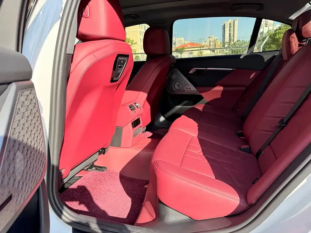 BMW 5 Series 2025 из CN, фото 10