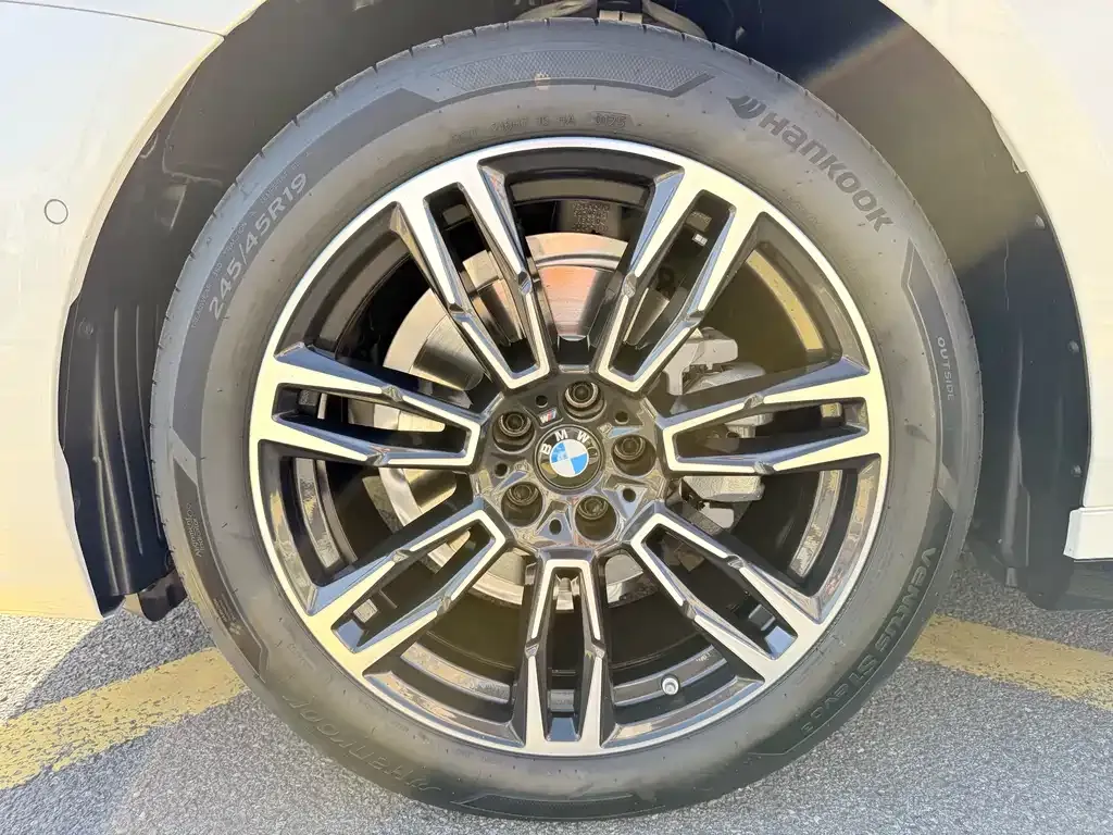 BMW 5 Series 2025 из CN, фото 5