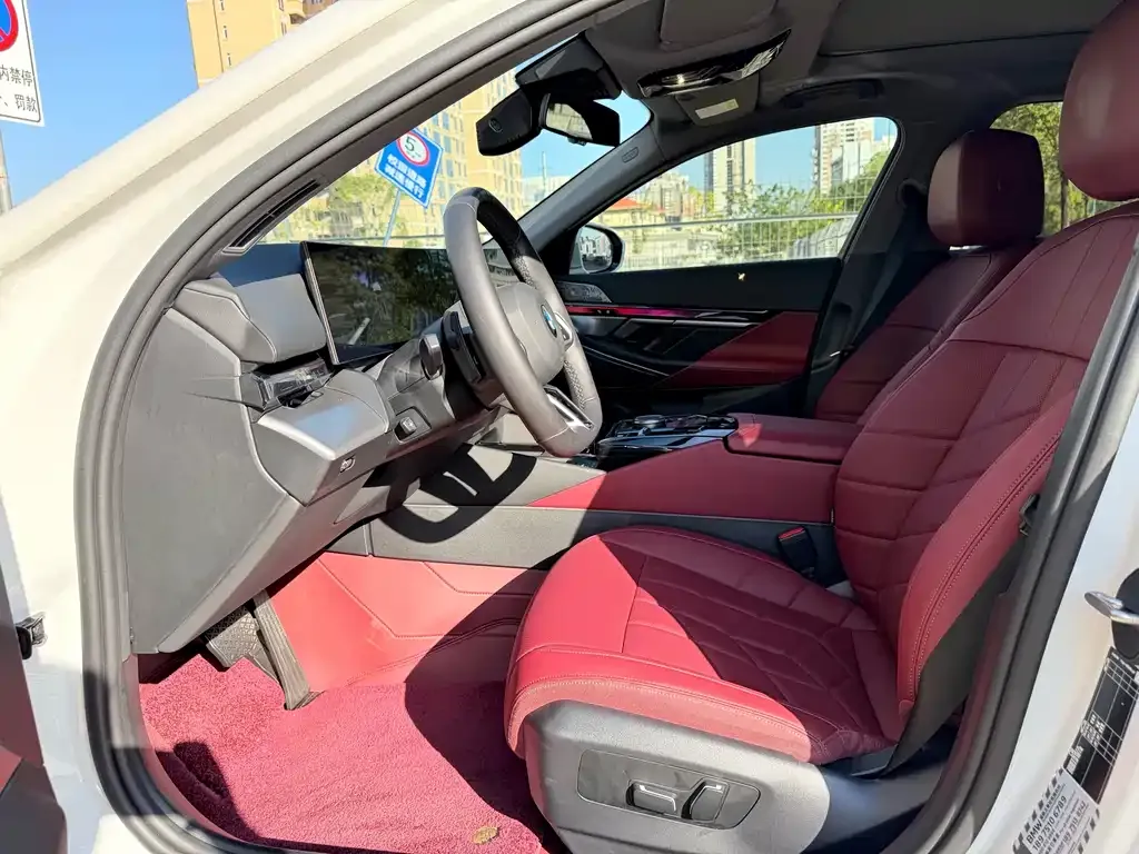BMW 5 Series 2025 из CN, фото 6