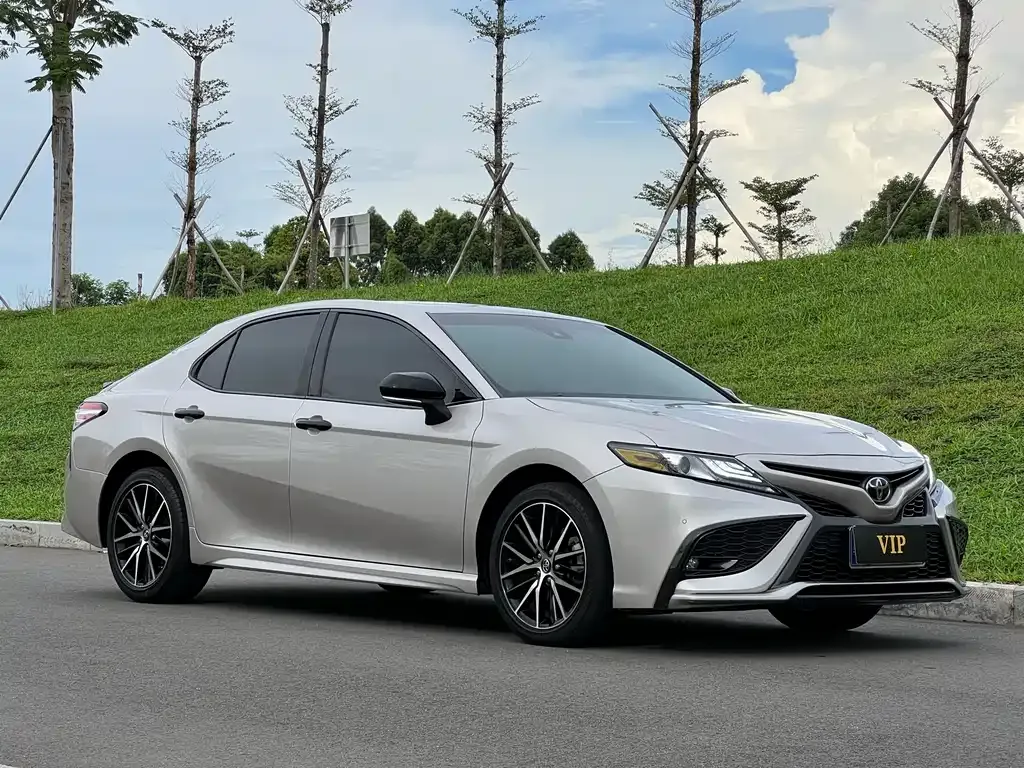 Toyota Camry — фото 3