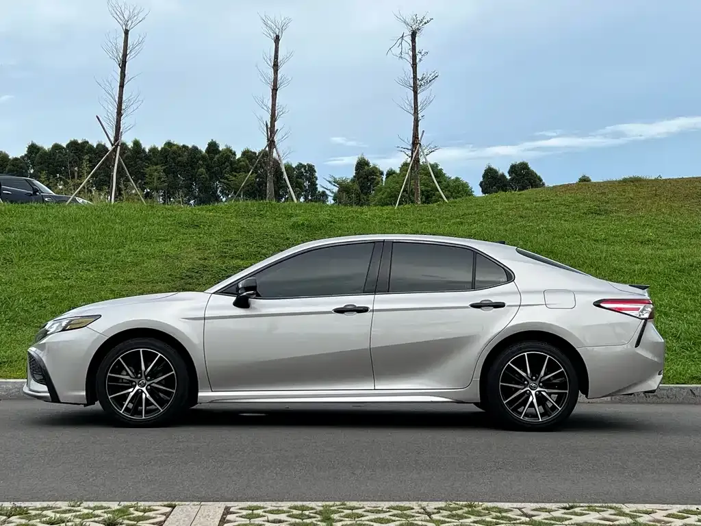 Toyota Camry — фото 4