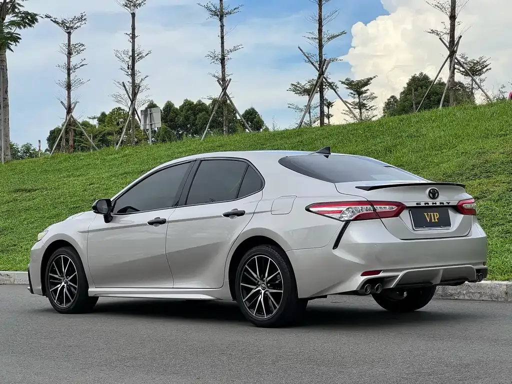 Toyota Camry — фото 5