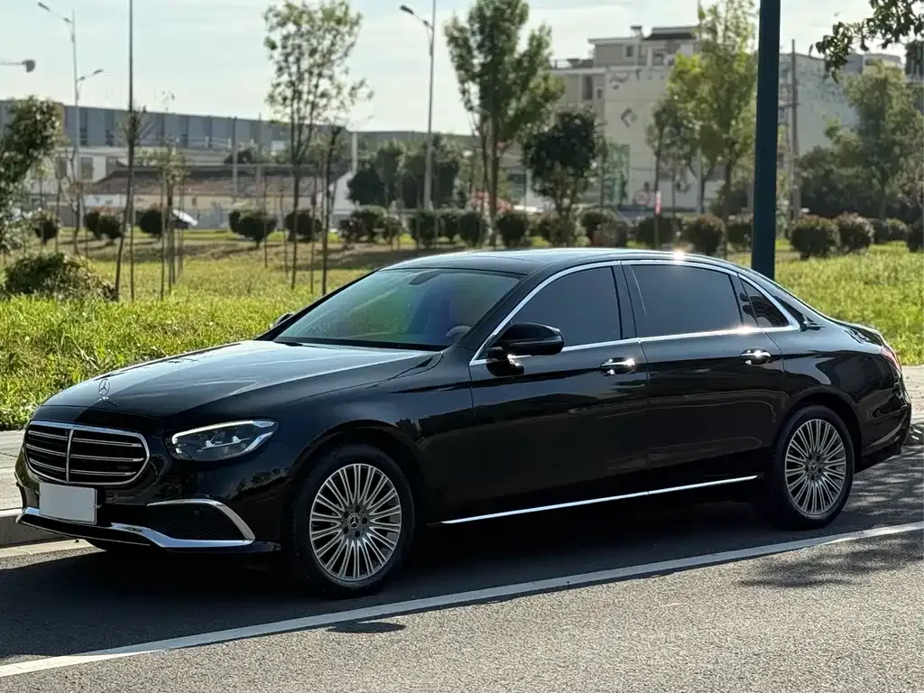 Mercedes-Benz E-Class — фото 1