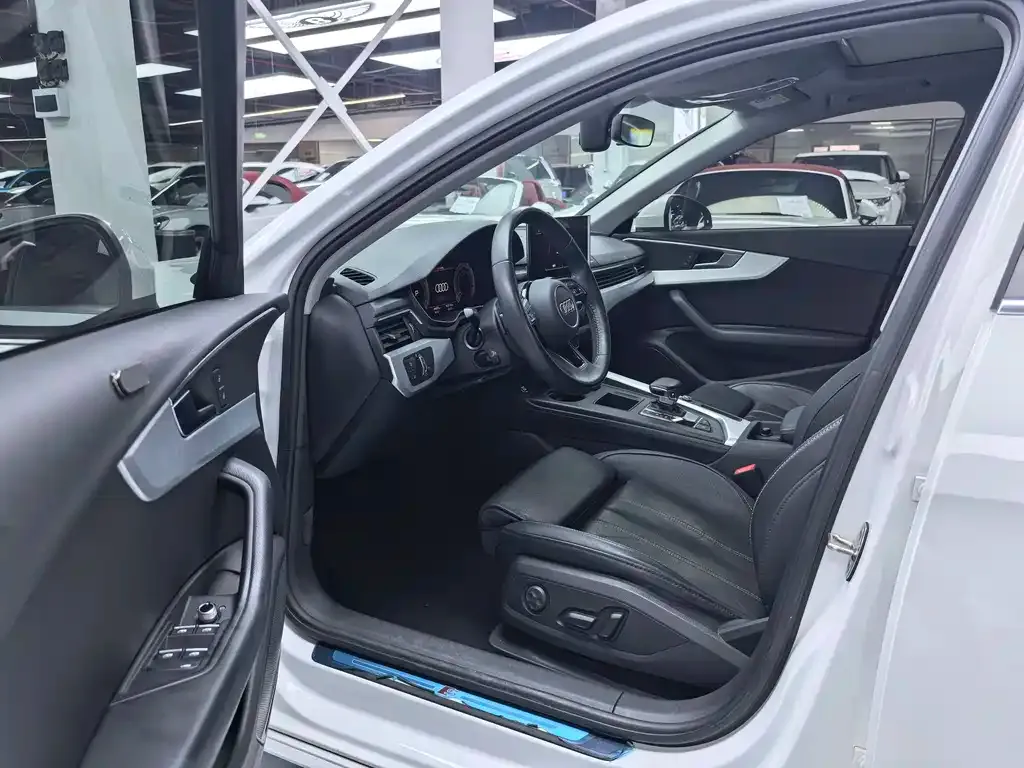 Audi A4L 2021 из CN, фото 4