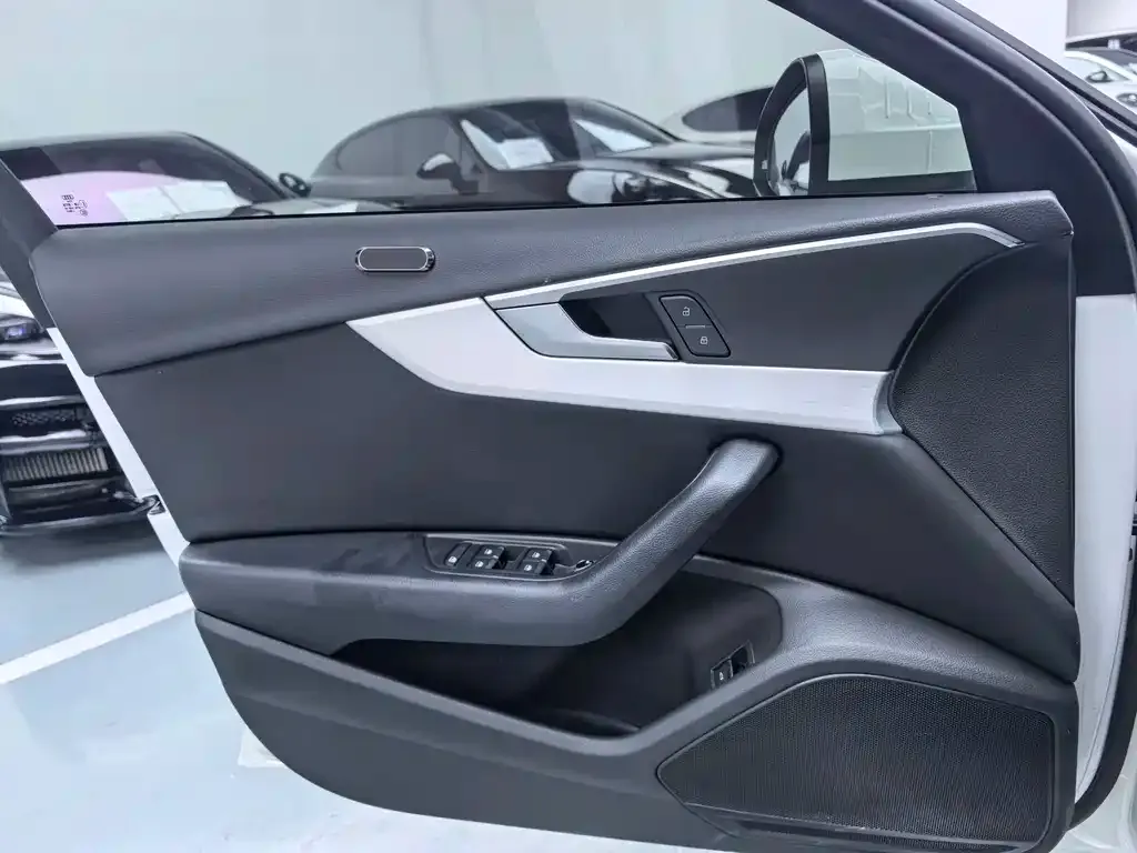 Audi A4L 2021 из CN, фото 6
