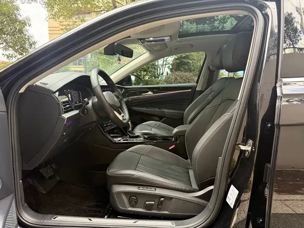 Volkswagen Passat 2023 из CN, фото 4
