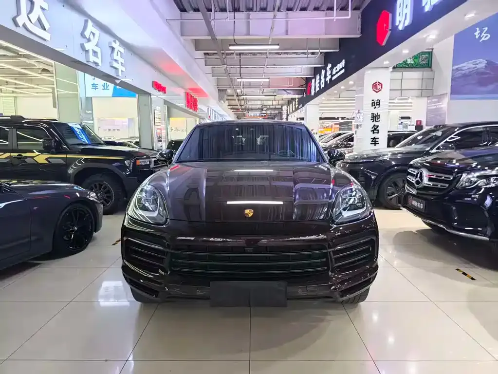 Porsche Cayenne — фото 1
