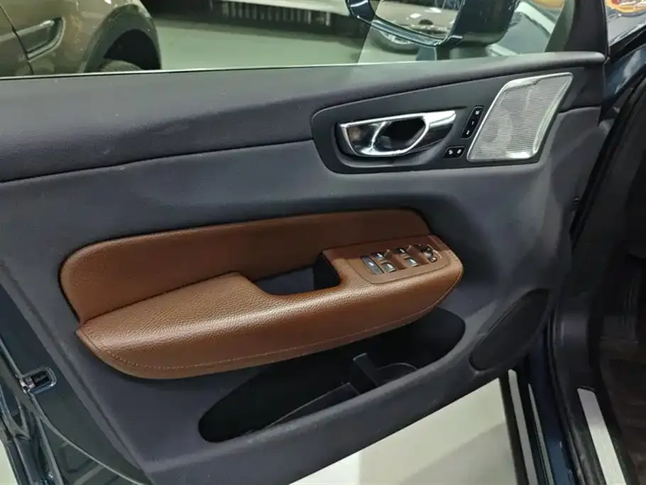 Volvo XC60 PHEV 2021 из CN, фото 7
