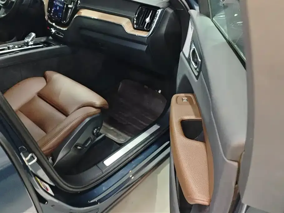 Volvo XC60 PHEV 2021 из CN, фото 8