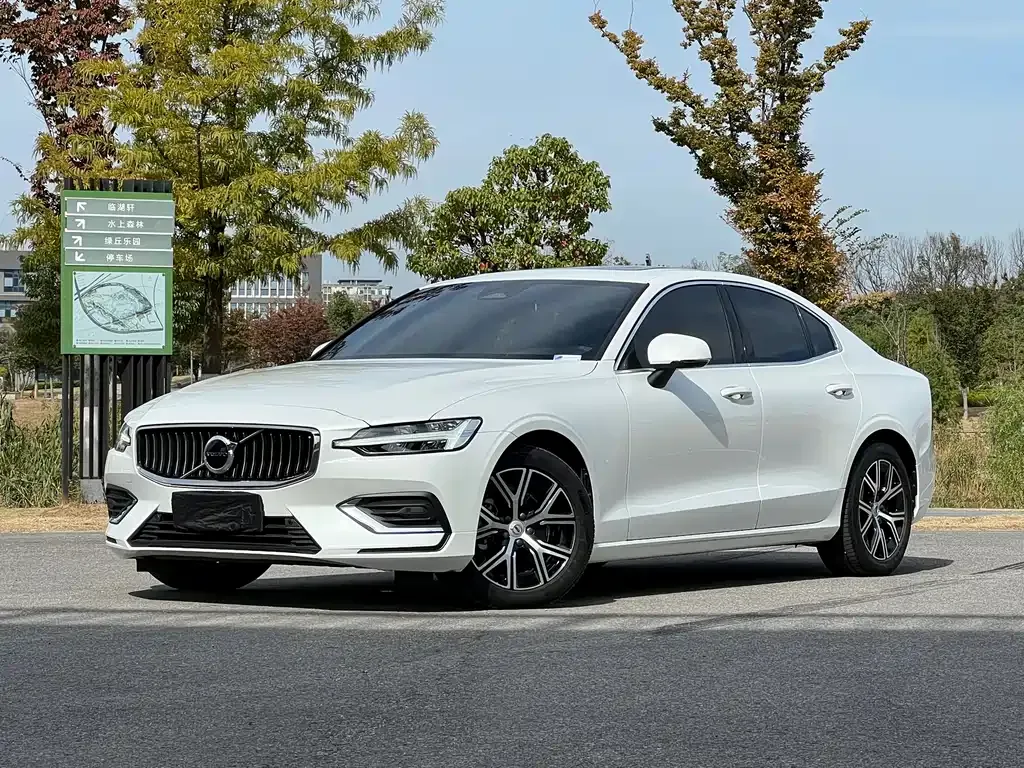 Volvo S60 — фото 1