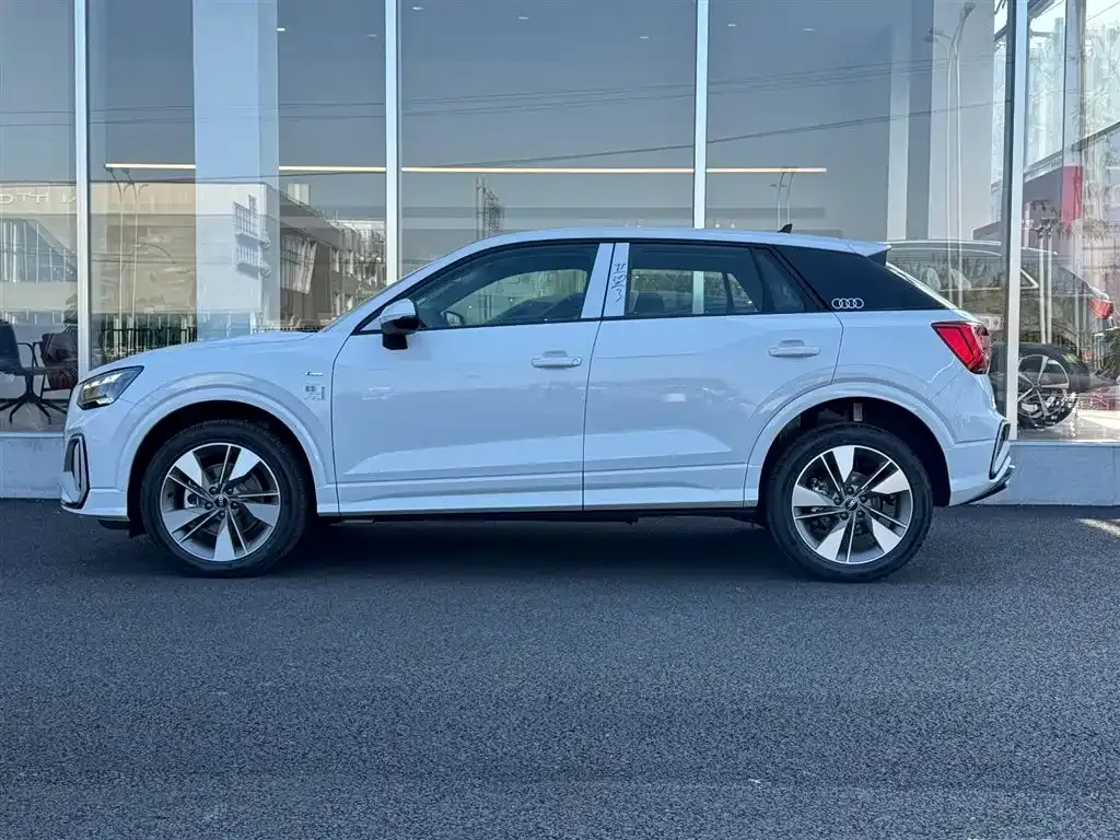 Audi Q2L 2025 из CN, фото 3