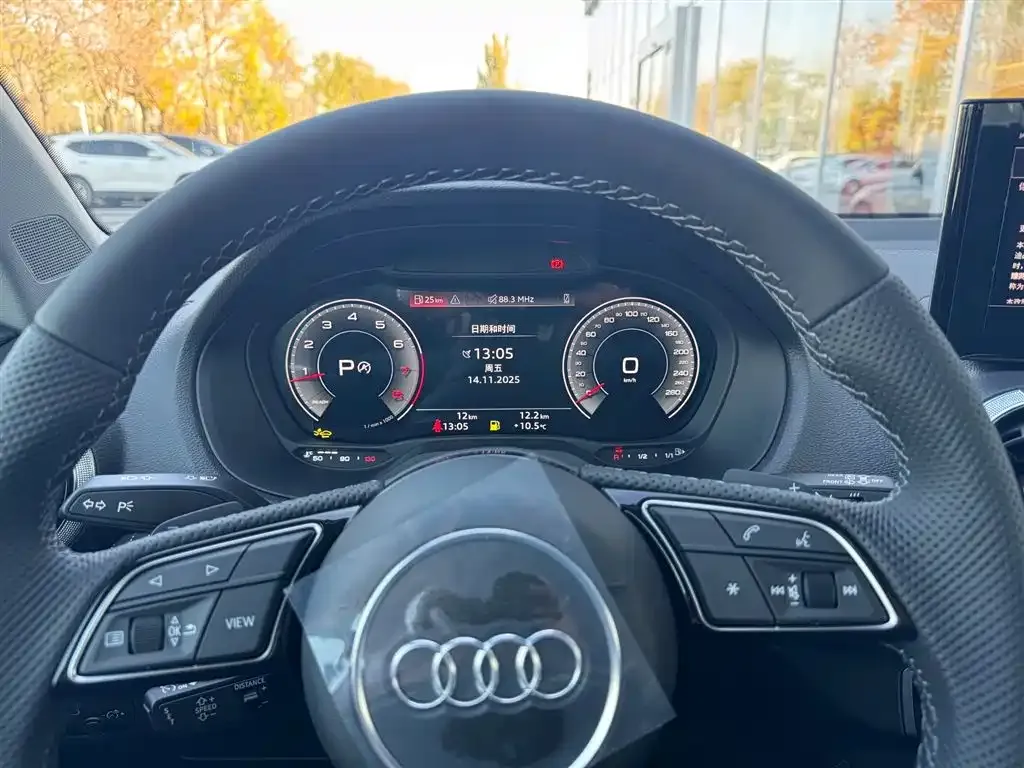 Audi Q2L 2025 из CN, фото 7