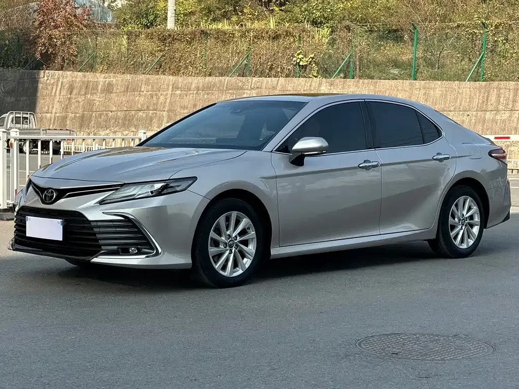 Toyota Camry — фото 1