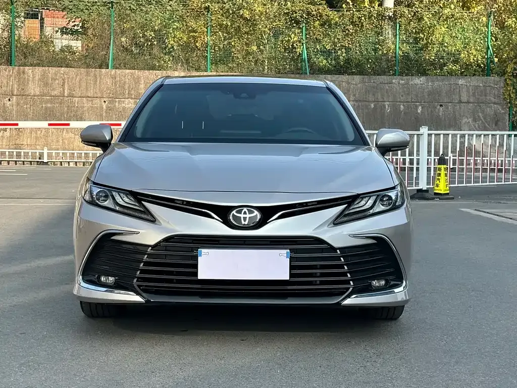 Toyota Camry — фото 2