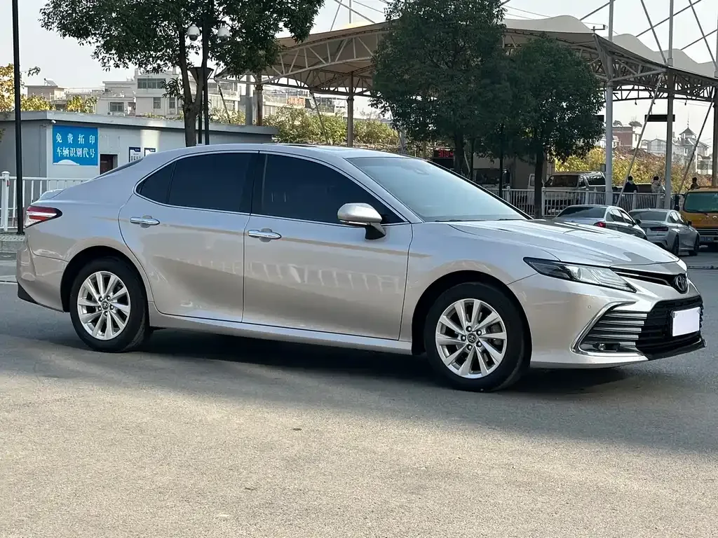 Toyota Camry — фото 3