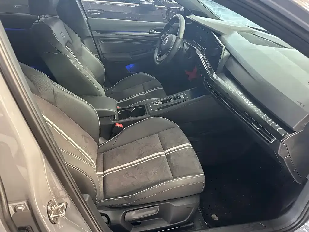 Volkswagen Golf 2024 из CN, фото 10
