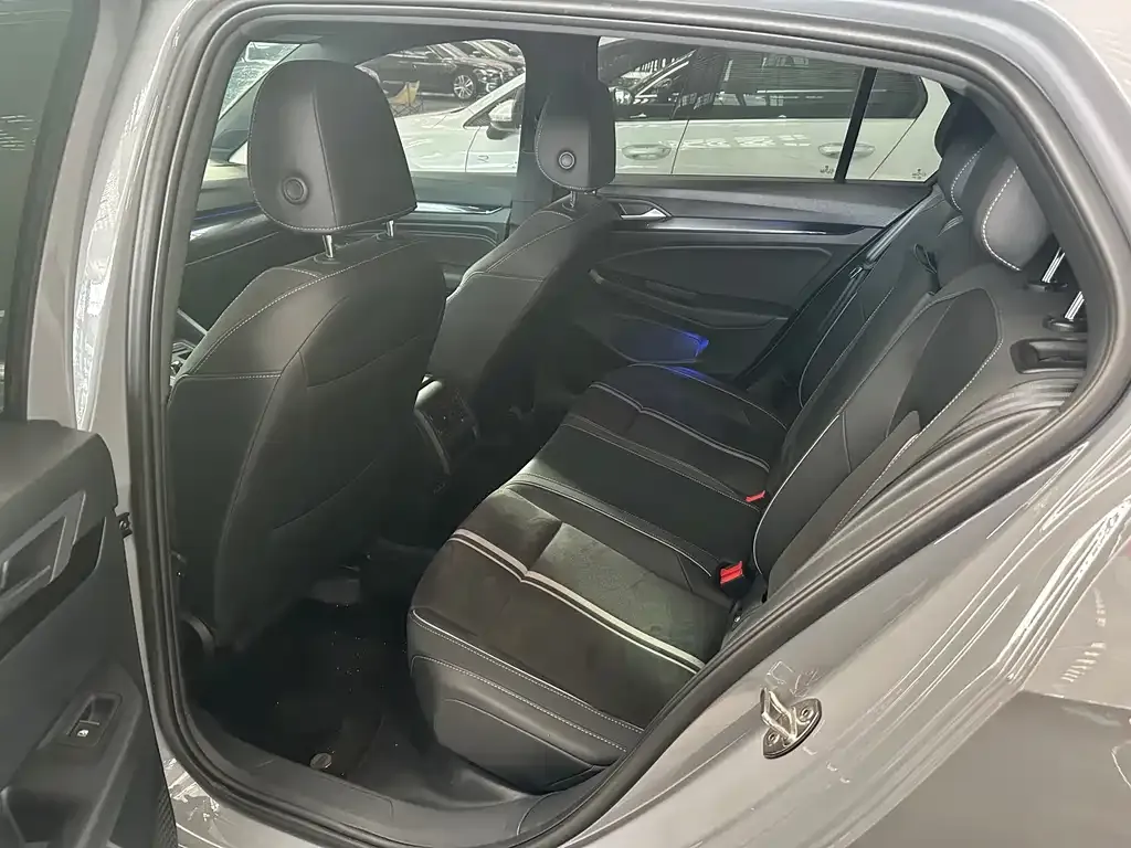Volkswagen Golf 2024 из CN, фото 8