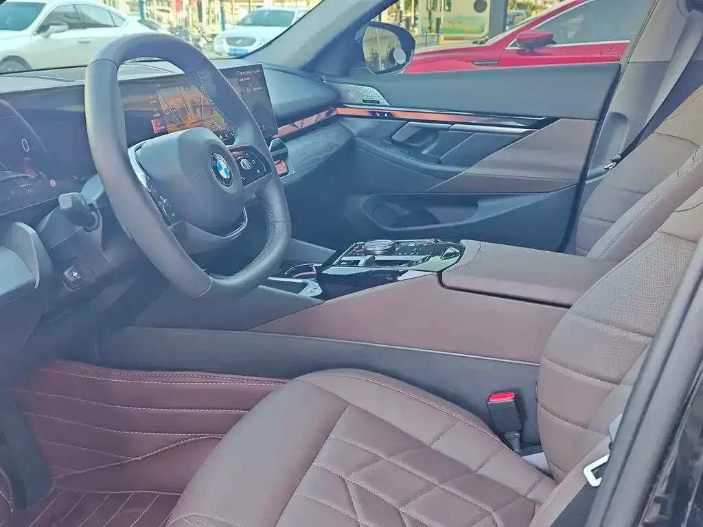 BMW 5 Series 2024 из CN, фото 7