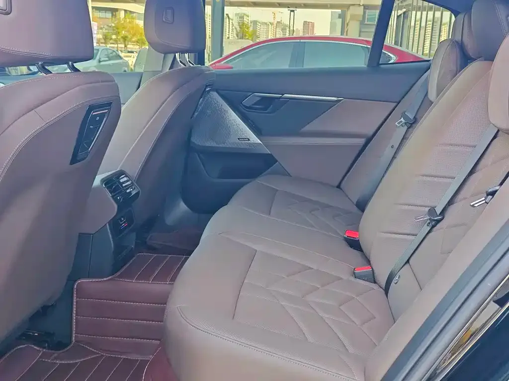 BMW 5 Series 2024 из CN, фото 8
