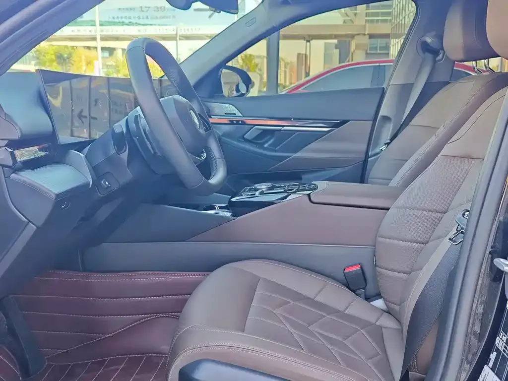 BMW 5 Series 2024 из CN, фото 9
