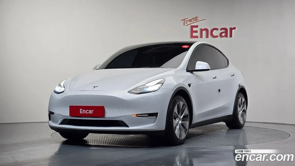Tesla Model Y — фото 1