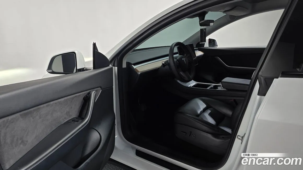 Tesla Model Y — фото 10