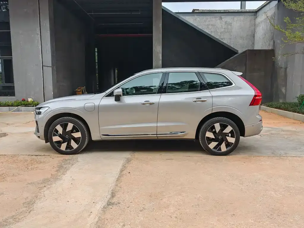 Volvo XC60 PHEV 2023 из CN, фото 4