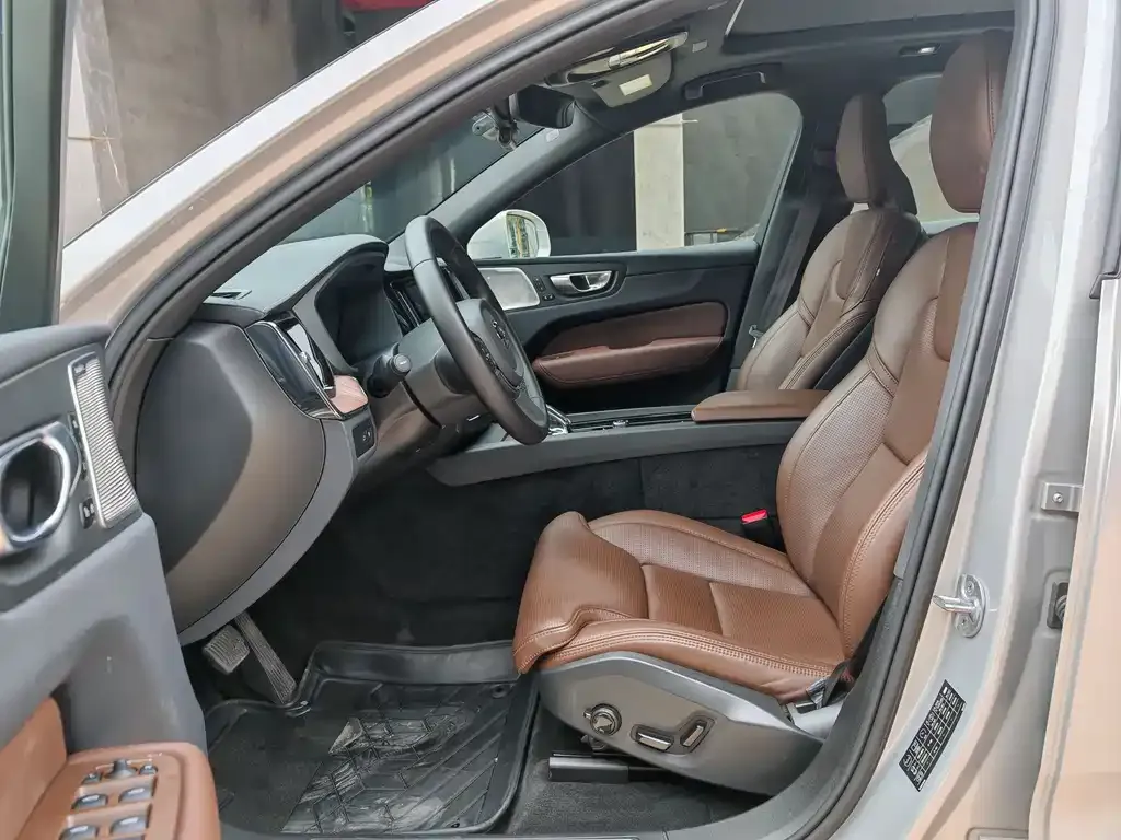 Volvo XC60 PHEV 2023 из CN, фото 8
