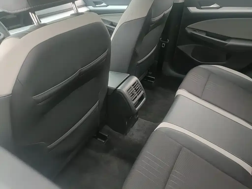 Volkswagen Golf 2024 из CN, фото 8