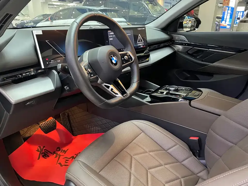 BMW 5 Series 2025 из CN, фото 4