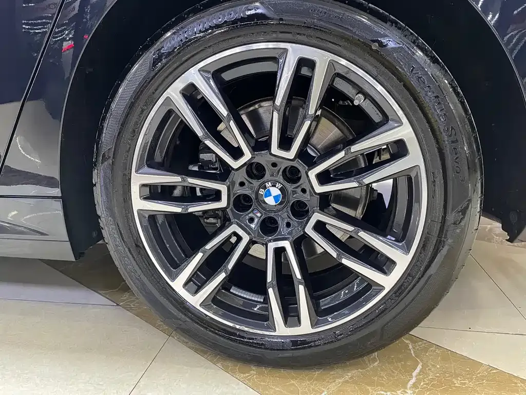 BMW 5 Series 2025 из CN, фото 8