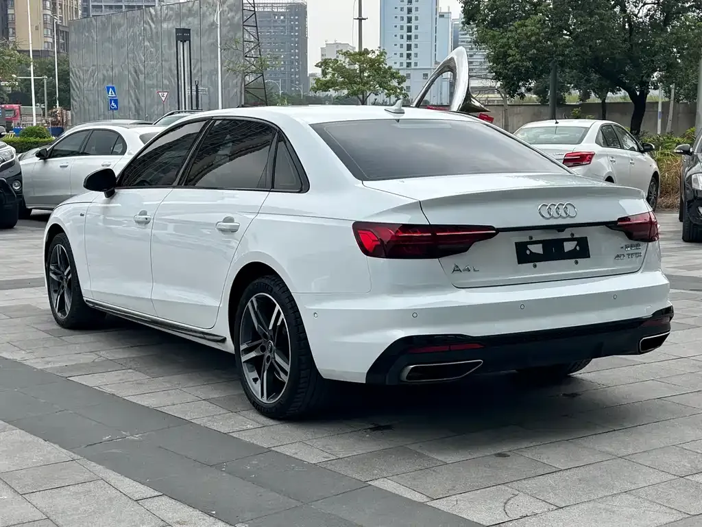 Audi A4L 2022 из CN, фото 7