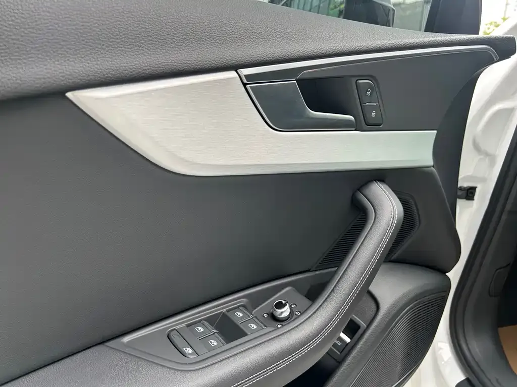 Audi A4L 2022 из CN, фото 9