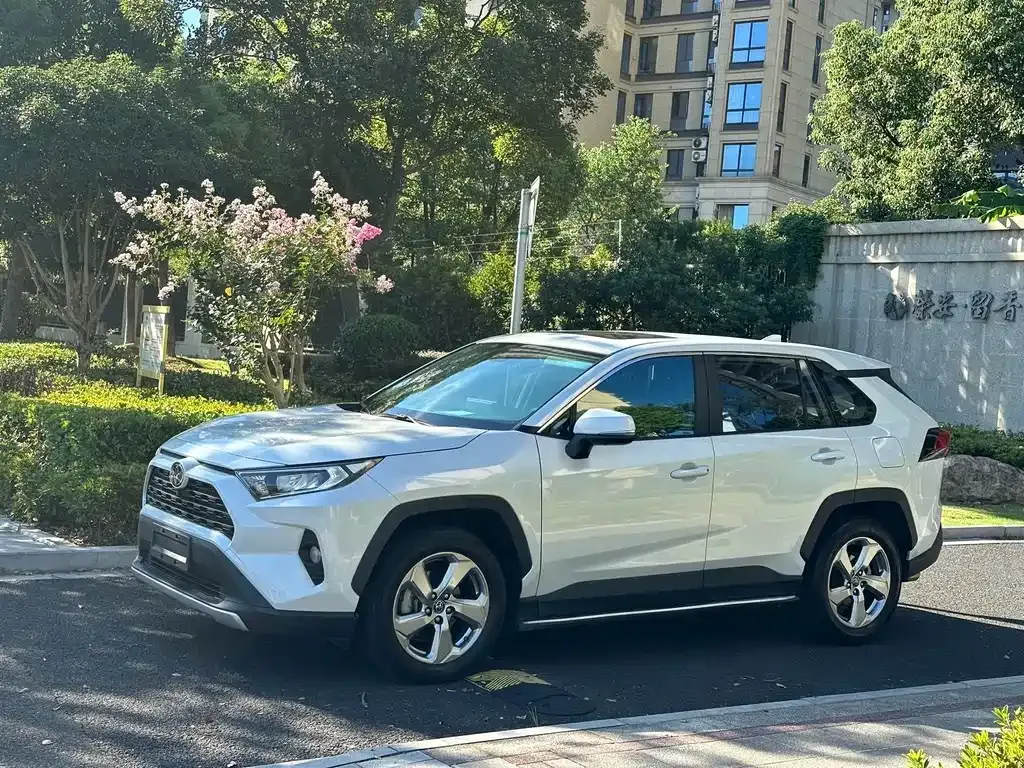 Toyota RAV4 — фото 1