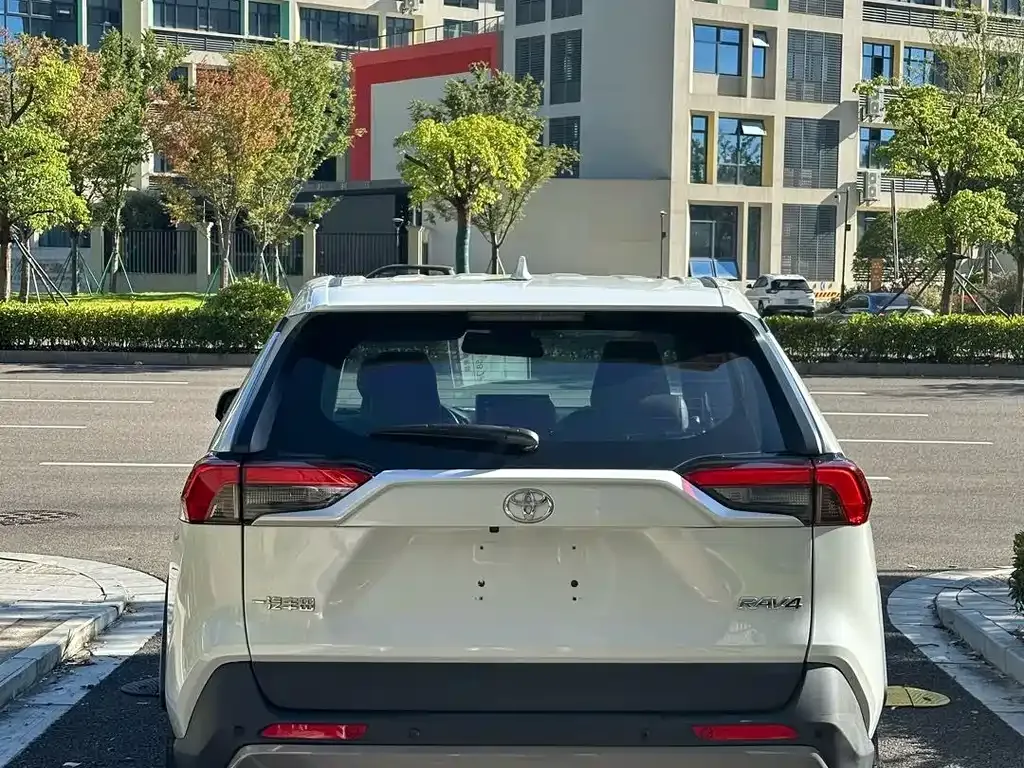 Toyota RAV4 — фото 10