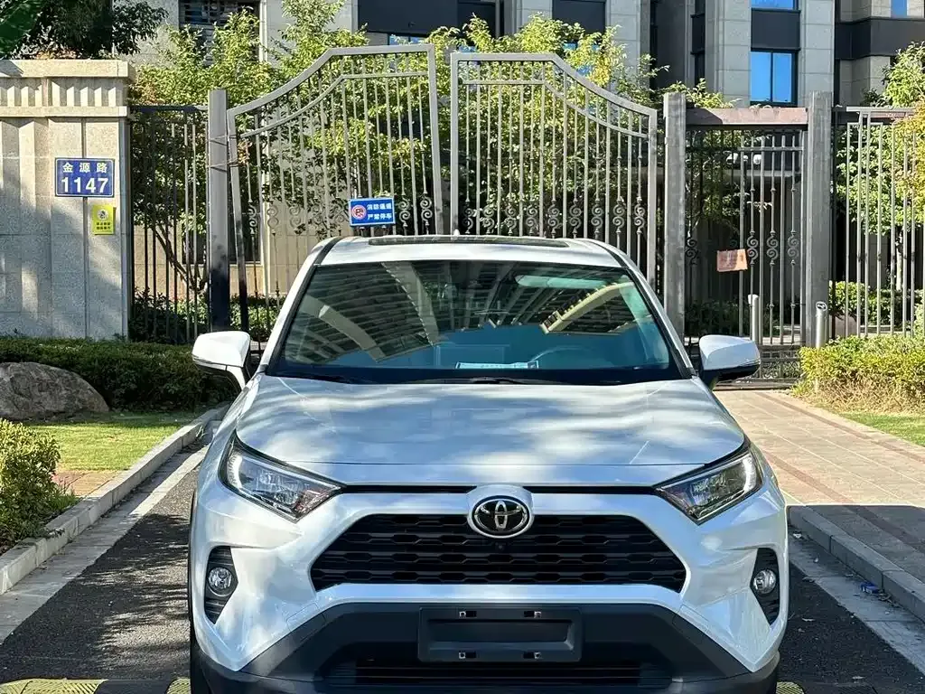 Toyota RAV4 — фото 2
