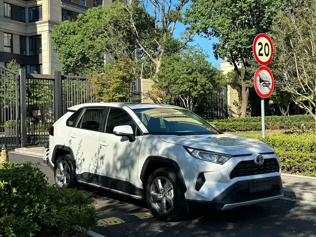 Toyota RAV4 — фото 3