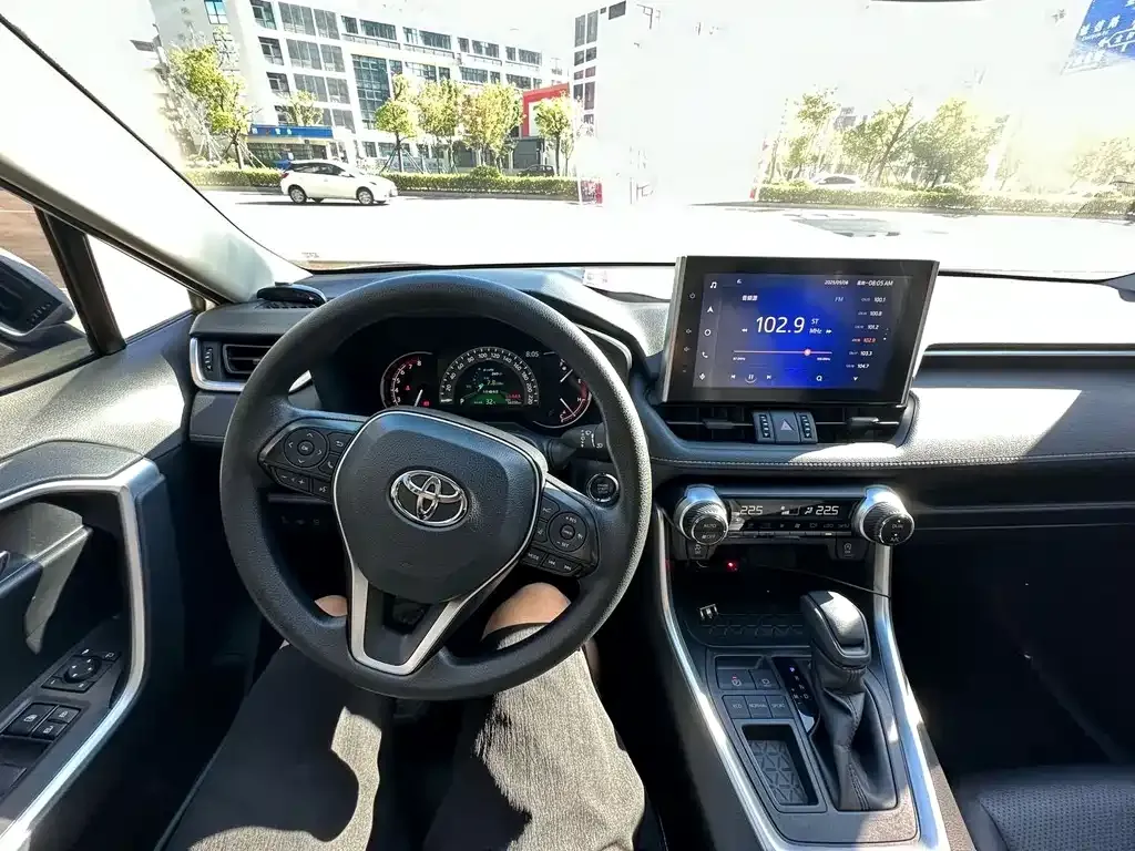 Toyota RAV4 — фото 5
