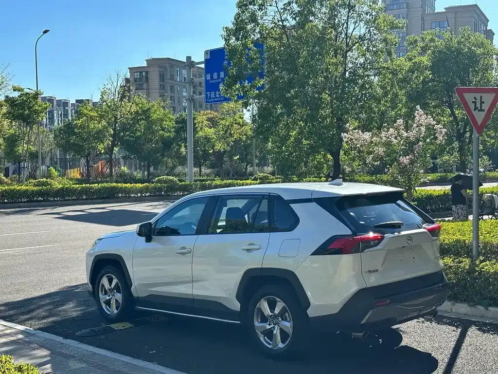 Toyota RAV4 — фото 8