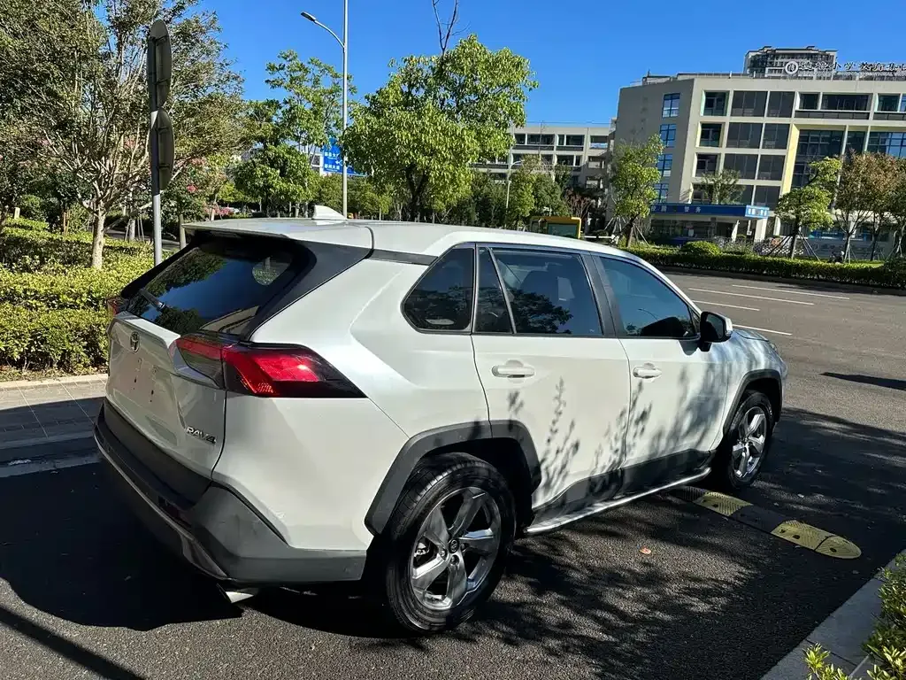 Toyota RAV4 — фото 9