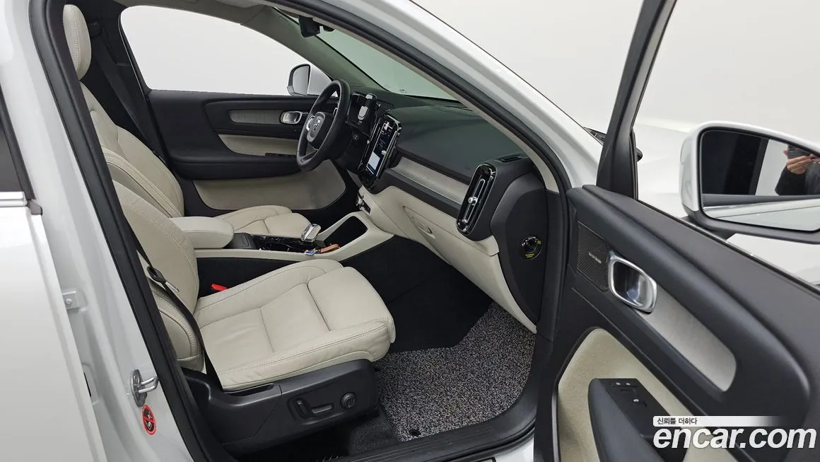 Volvo XC40 — фото 10