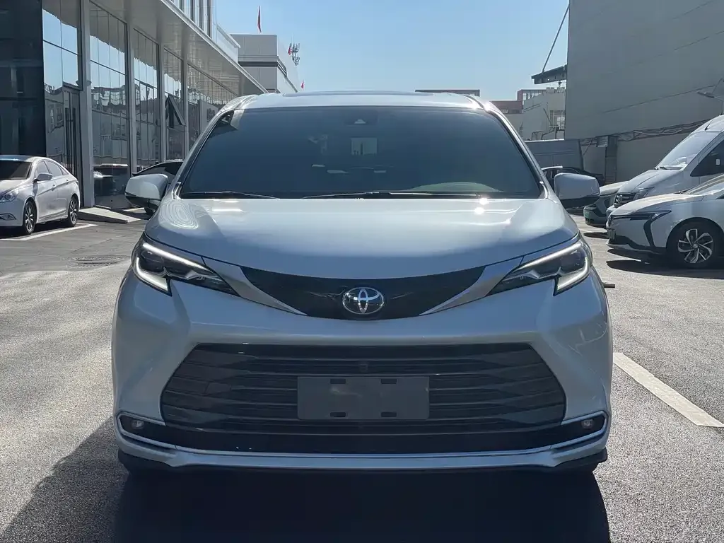 Toyota Sienna 2023 из CN, фото 2