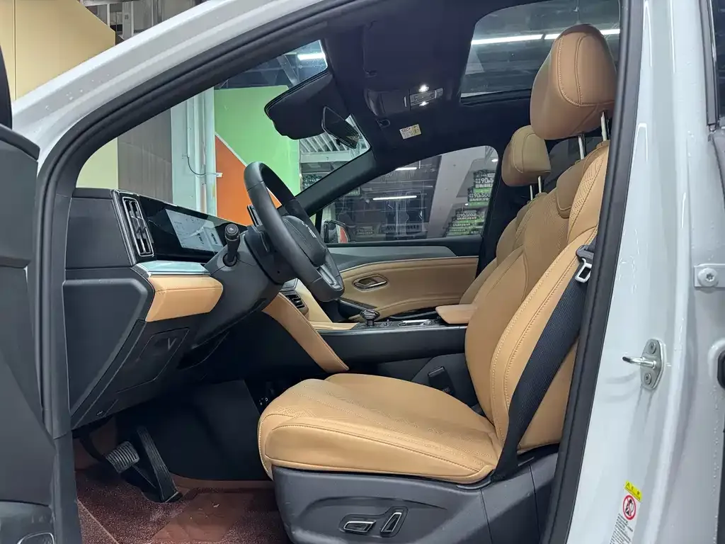 BYD L DM-i — фото 9