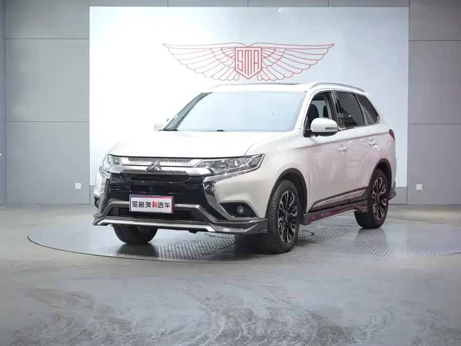 Mitsubishi Outlander — фото 1